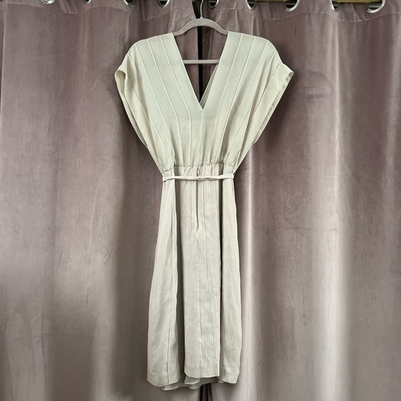 COPY - Diane Von Furstenberg Flutter Sleeve 100% Silk dress - Picture 3 of 6